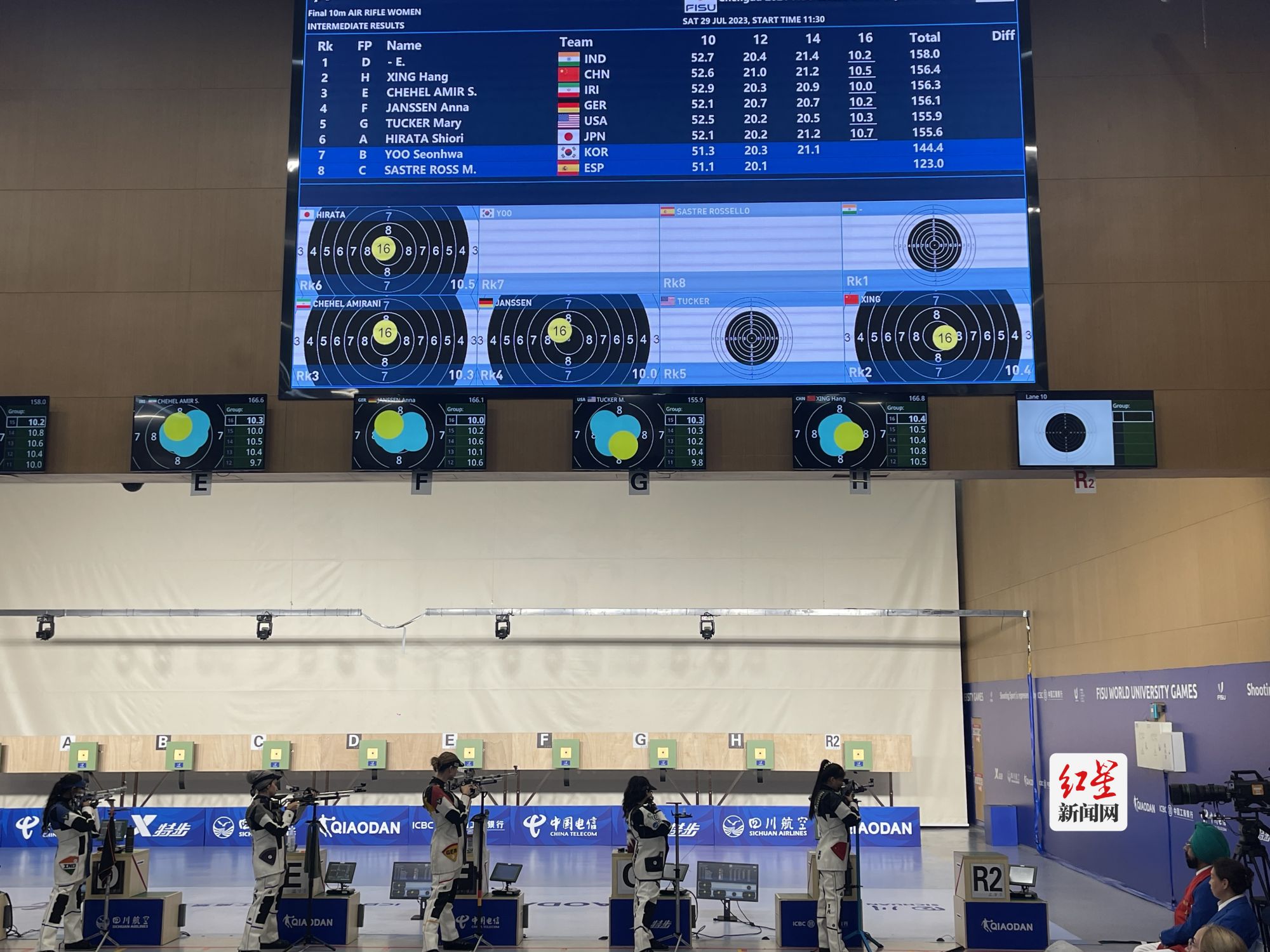 中国队射击运动员邢航荣获女子十米气步枪铜牌