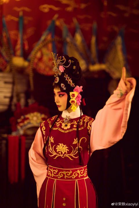 宋轶挑战传统京剧花旦造型 台步戏腔到位极具观赏性