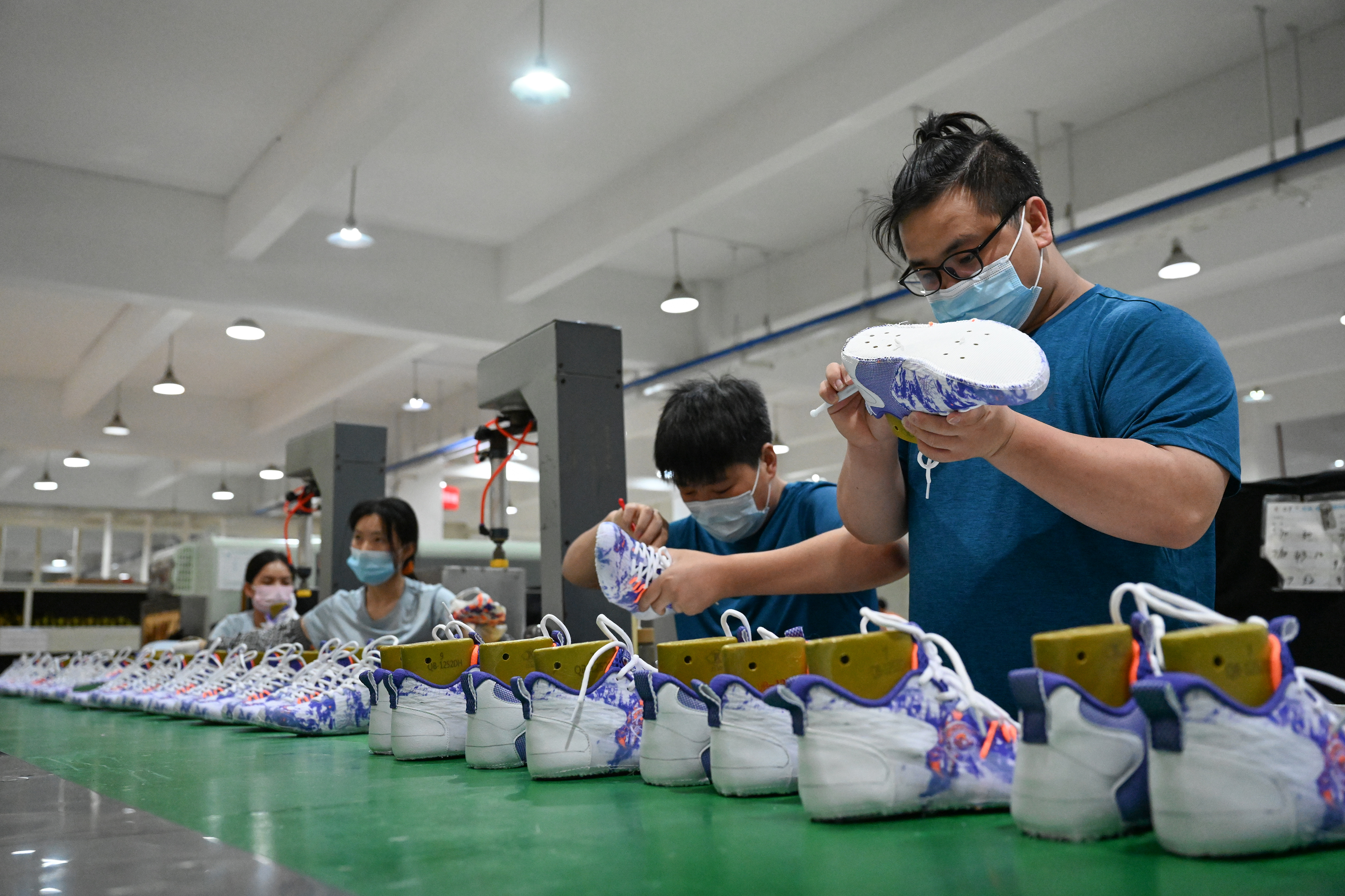 抢订单,抢市场,抢时间!晋江鞋服制造业"动能"拉满