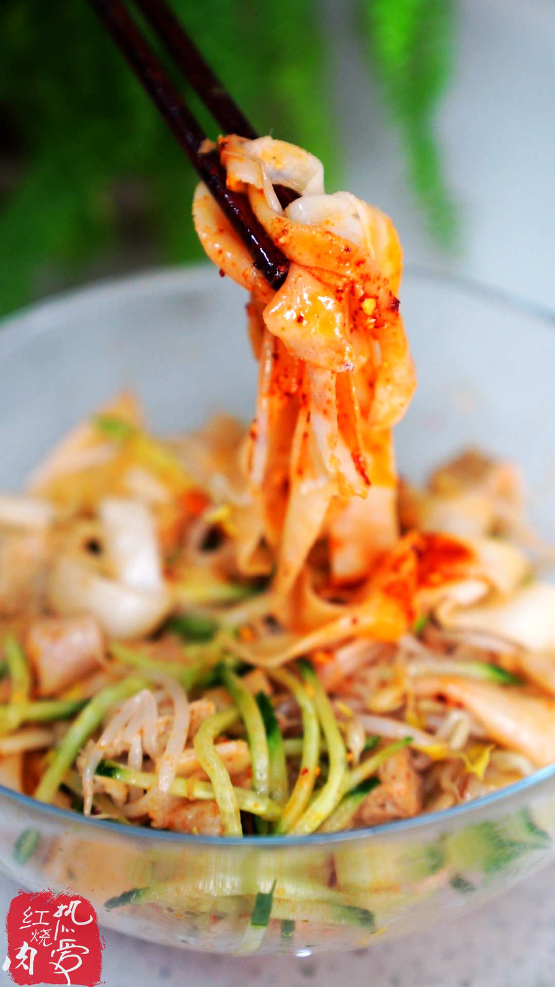 夏天最爱吃的拌凉皮,这做法不用洗面不用蒸,吃着劲道一点也不糟