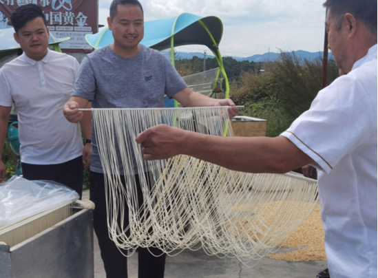 主播为你端来一碗热腾腾的中江手工挂面