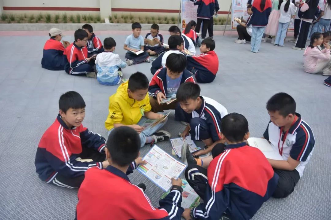 在荆州中院,法治宣传服务队深入荆州实验小学城中校区,为近200名师生