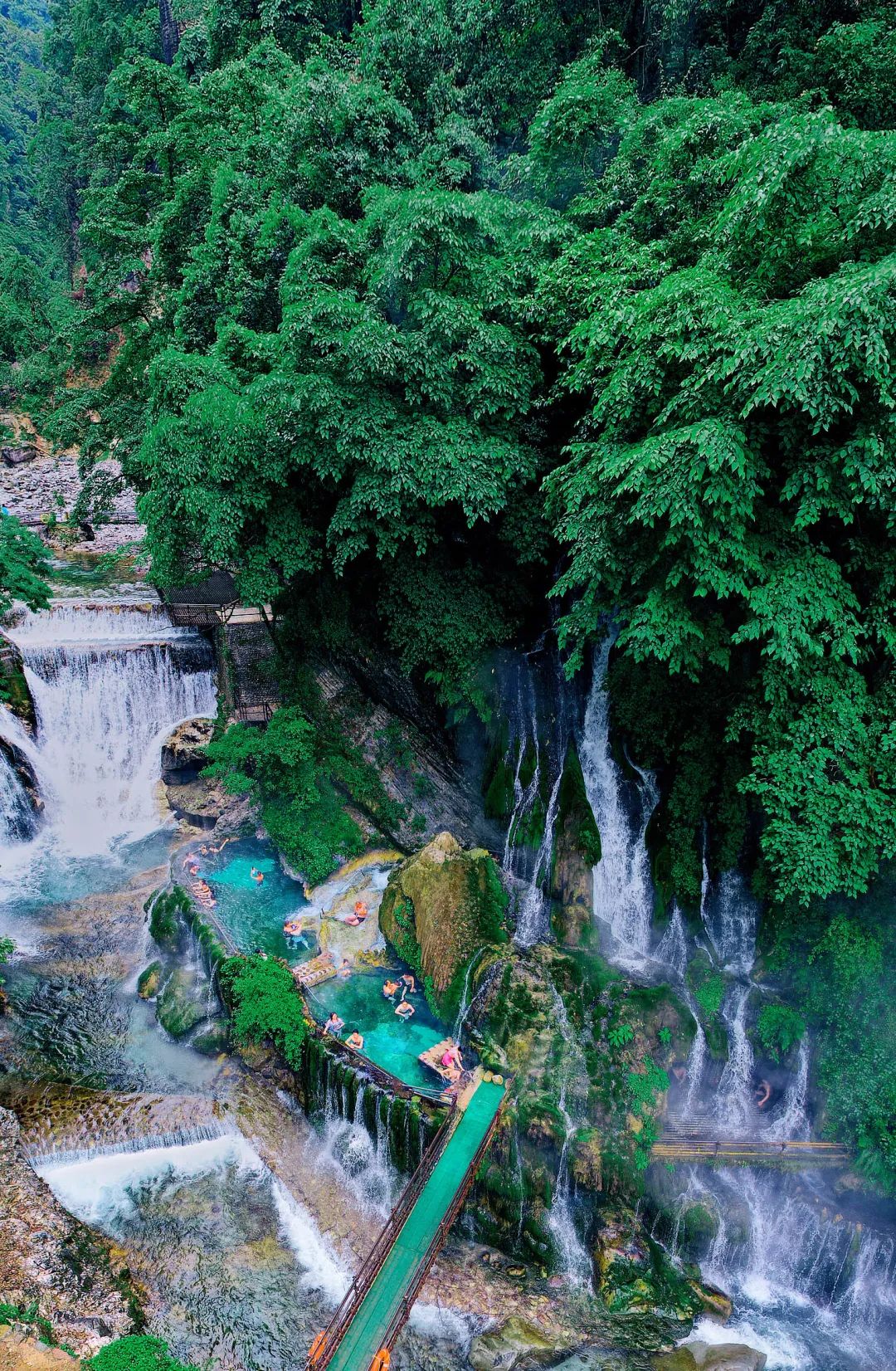 这里享有世界最大温泉瀑布,世界仅有的温泉群岛,世界仅有的悬崖温泉的