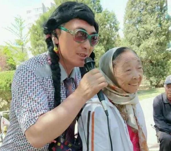李玉成炖大排骨吃肉,用手给马玉琴撕肉吃,网友:讲卫生很难吗?