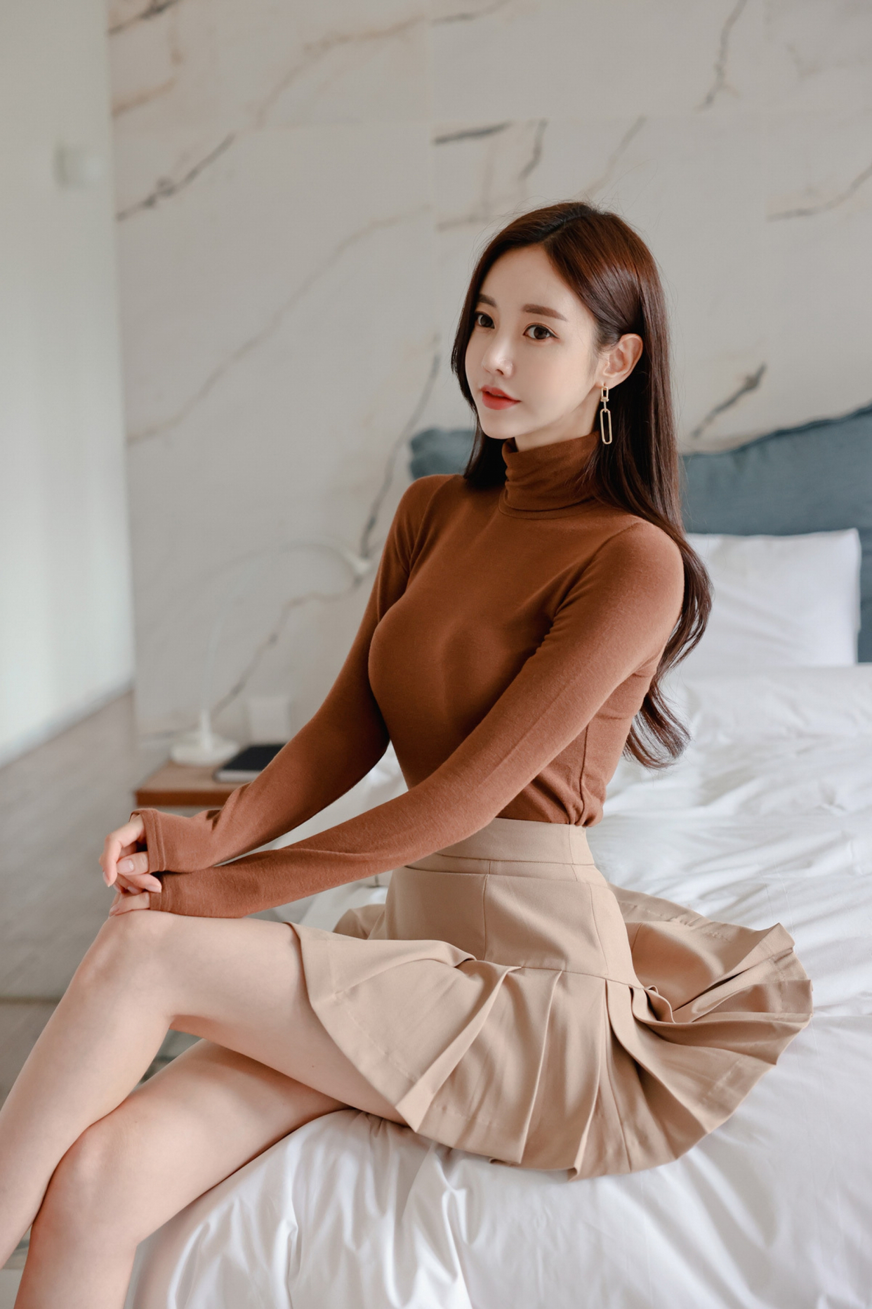 首发女神孙允珠时尚写真:棕色高领紧身t恤,这身材真是让人羡慕