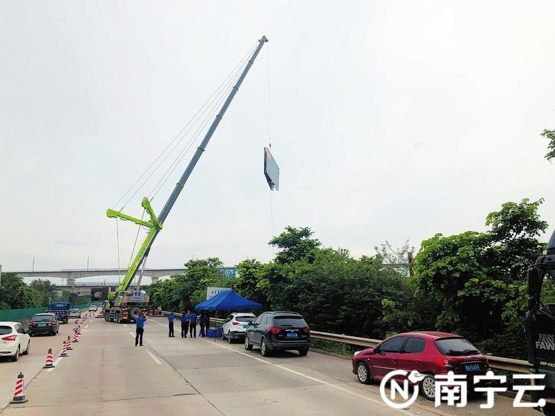 南宁那安快速路沿线两杆高杆广告牌被拆除