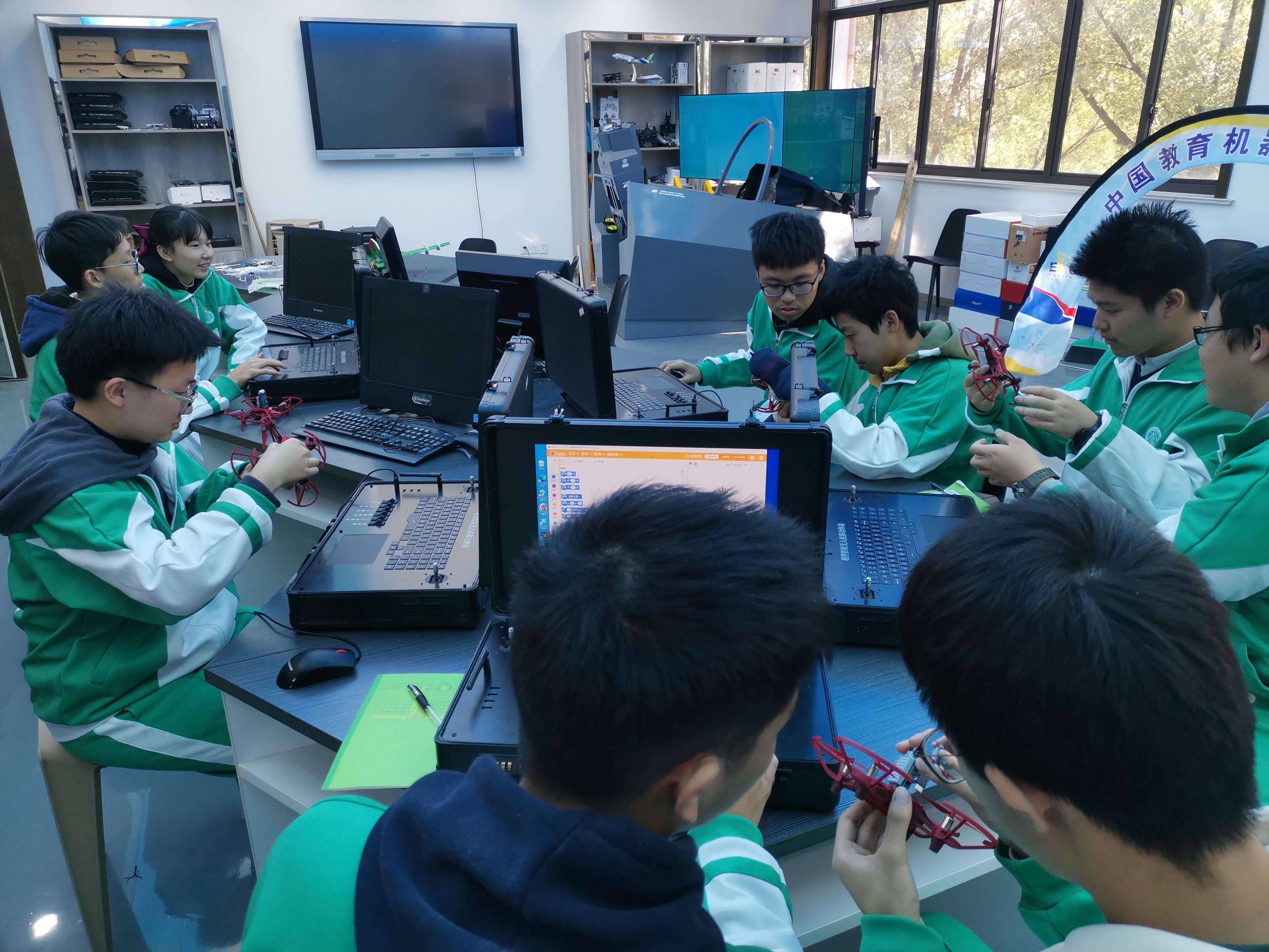 沪上中小学首个"航空科技综合创新中心"亮相市北中学