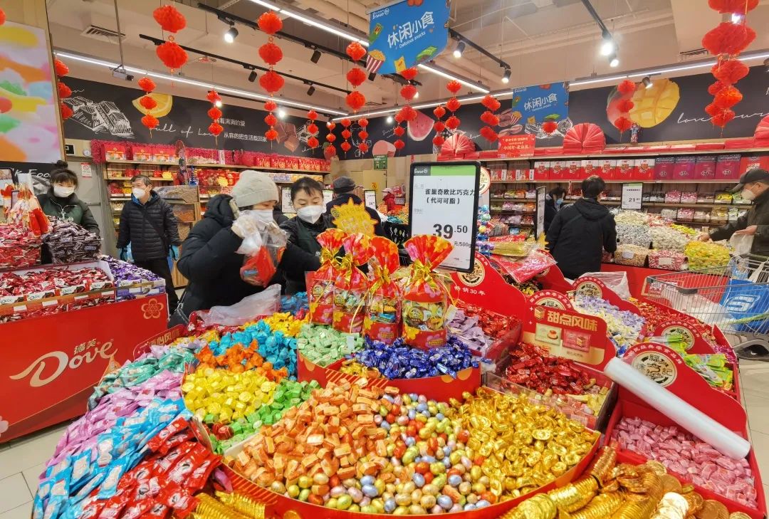 记者了解到,一个多星期前超市开始出现购物客流高峰,永辉超市提前备货