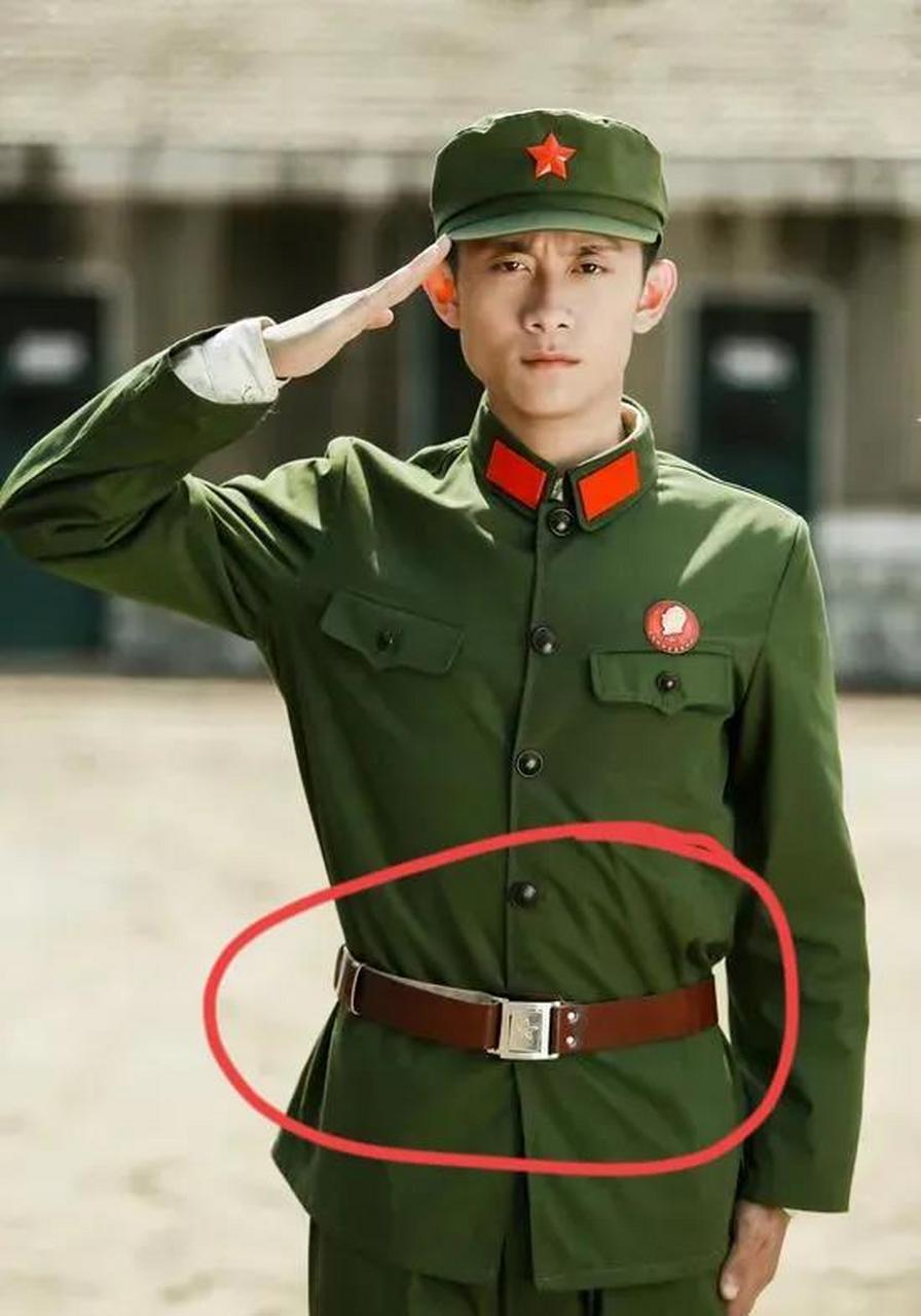 大家仔细看,这是一张演员张一山军装剧照. 照片中的张一山身着65式军