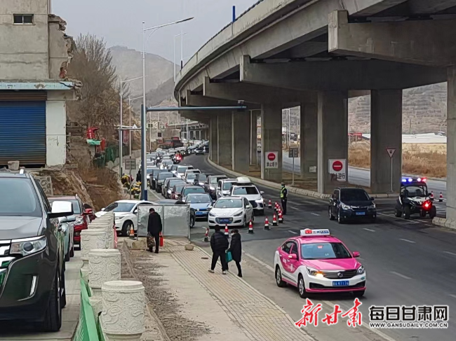 甘肅臥龍崗園林公墓園區迎來祭掃高峰