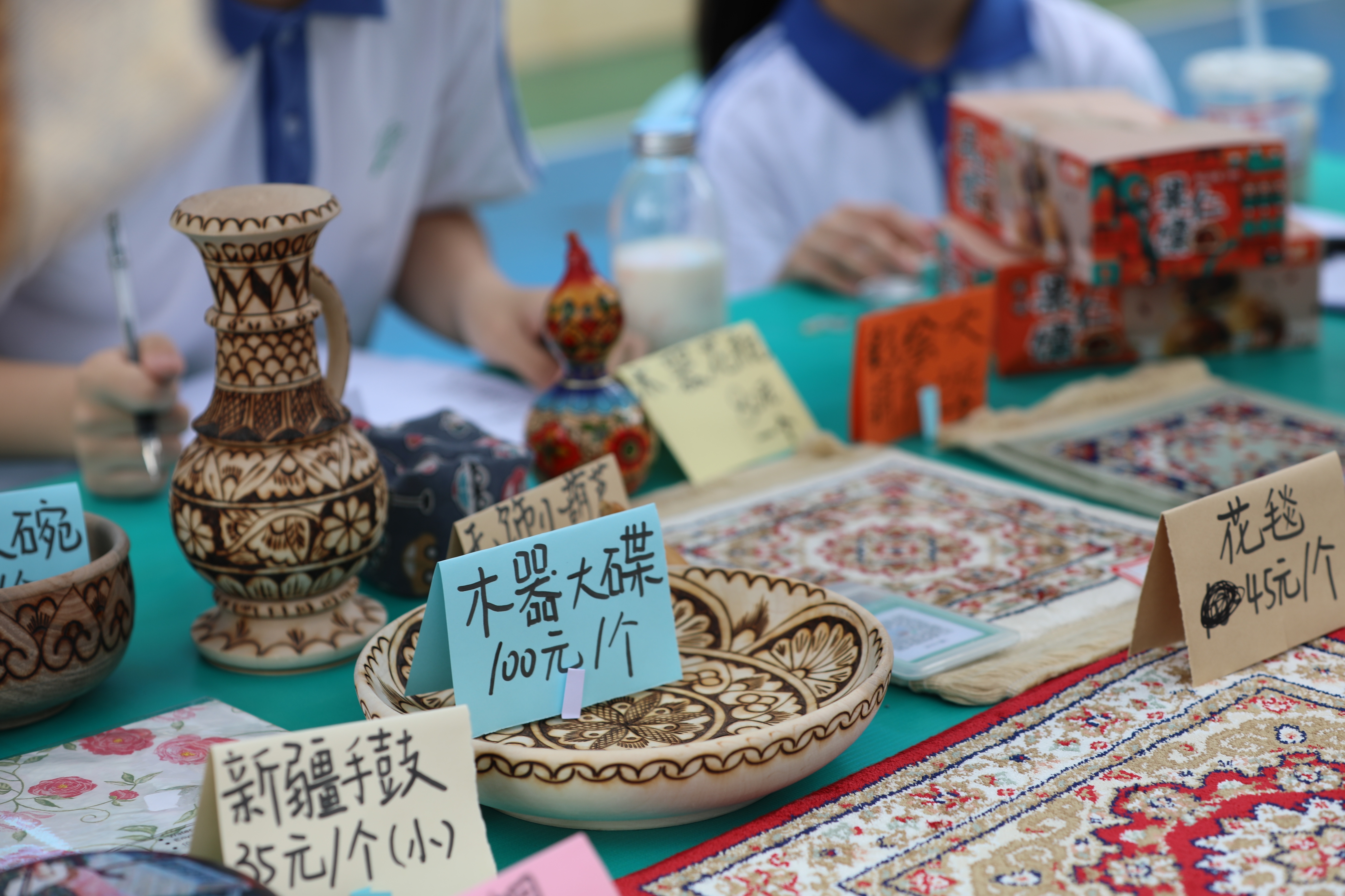 学生和校长"讨价还价",碧波小学跳蚤市场火爆开张