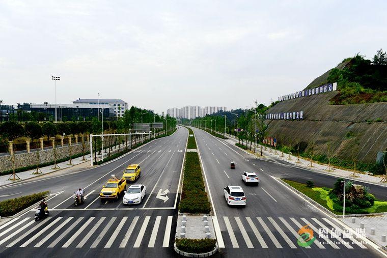 公路恩施北,恩施西的重要城市主干道,起于恩施火车站附近,途经枫香坪