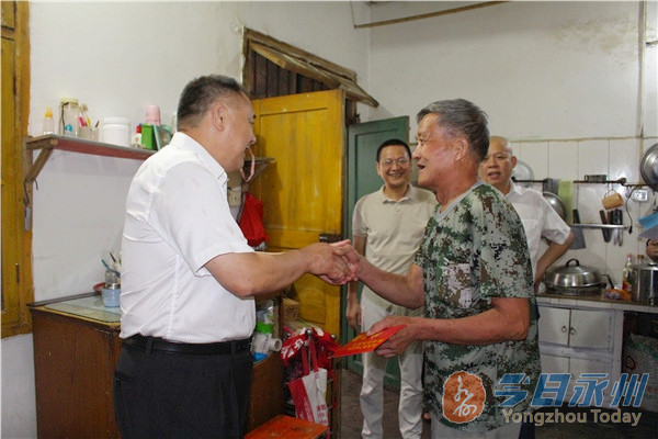 唐能武"八一"走访慰问市直困难企业退役军人