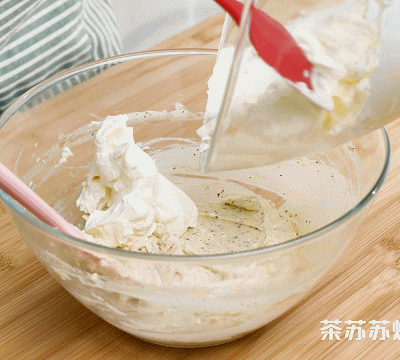 8,170g淡奶油搅拌至7成状态(与奶酪浓稠度相同即可)