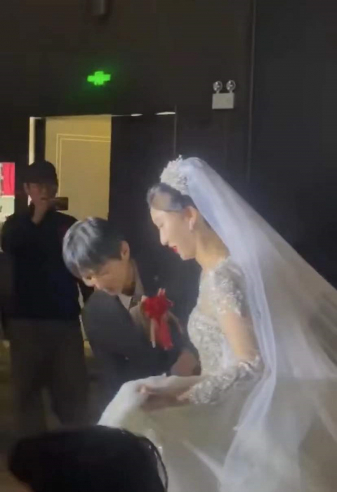 万晓利嫁女现场曝光!新郎是春日玫瑰的主唱李雨蒙 老狼献跳华尔兹