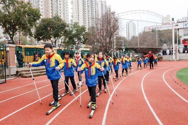 西安富力城黄河国际小学千人共跃"冰雪运动进校园操"