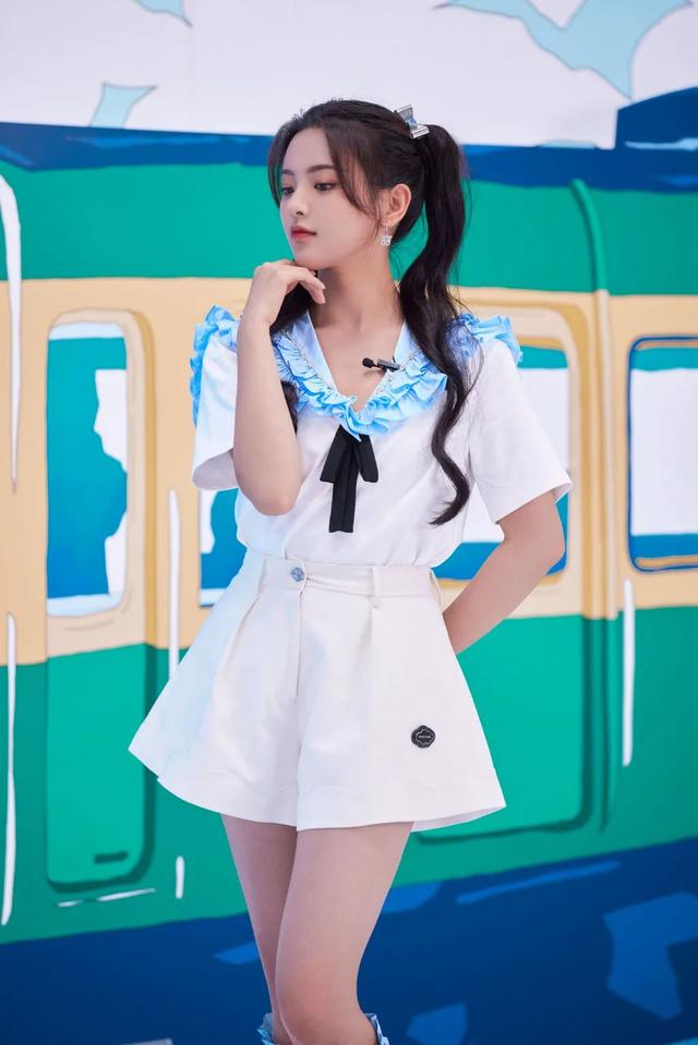 龙须刘海对双马尾和双丸子头的可爱加持很大,杨超越留着龙须刘海搭配