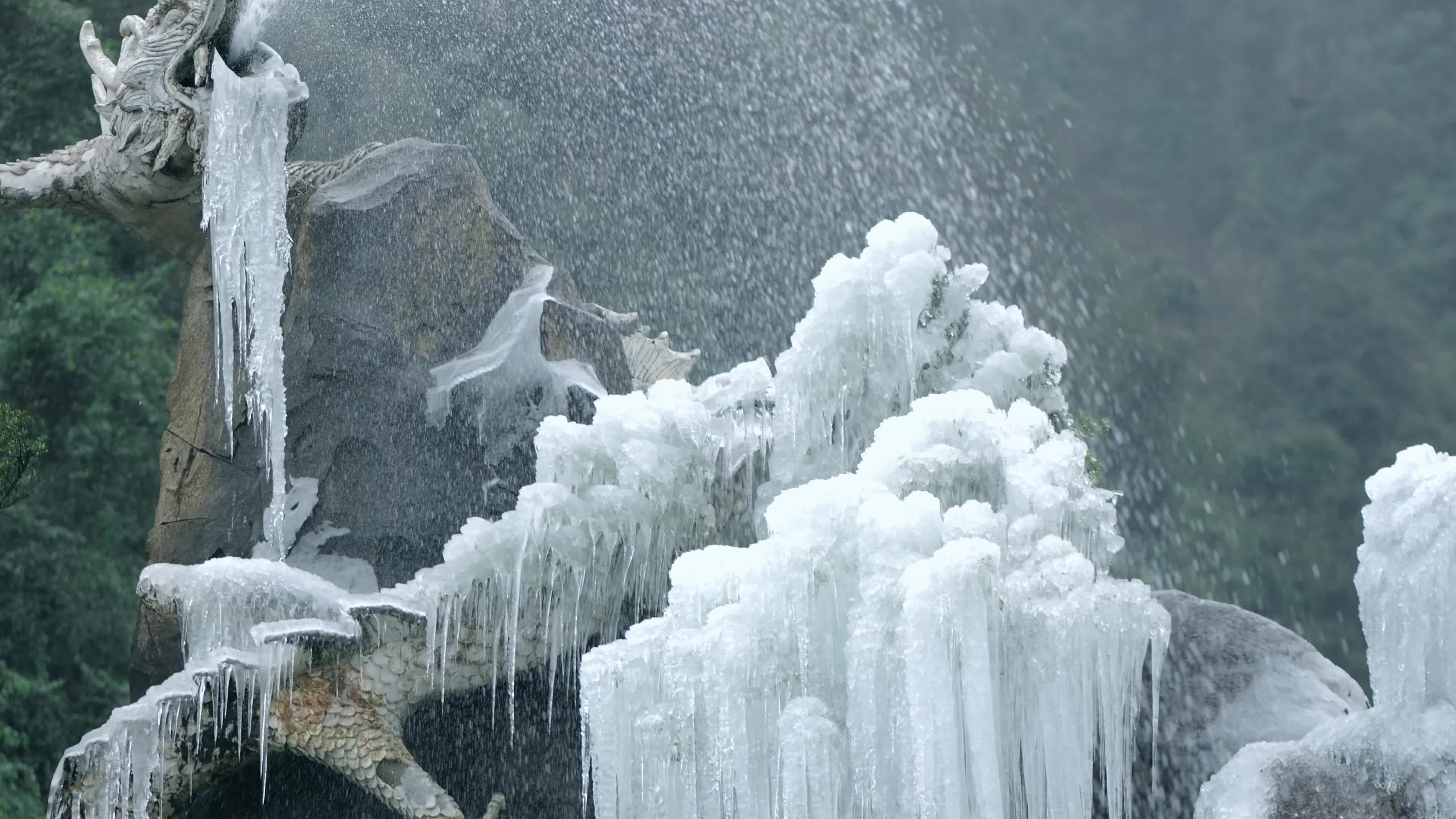 雾凇,冰瀑……到临武滴水源邂逅绝美景色!