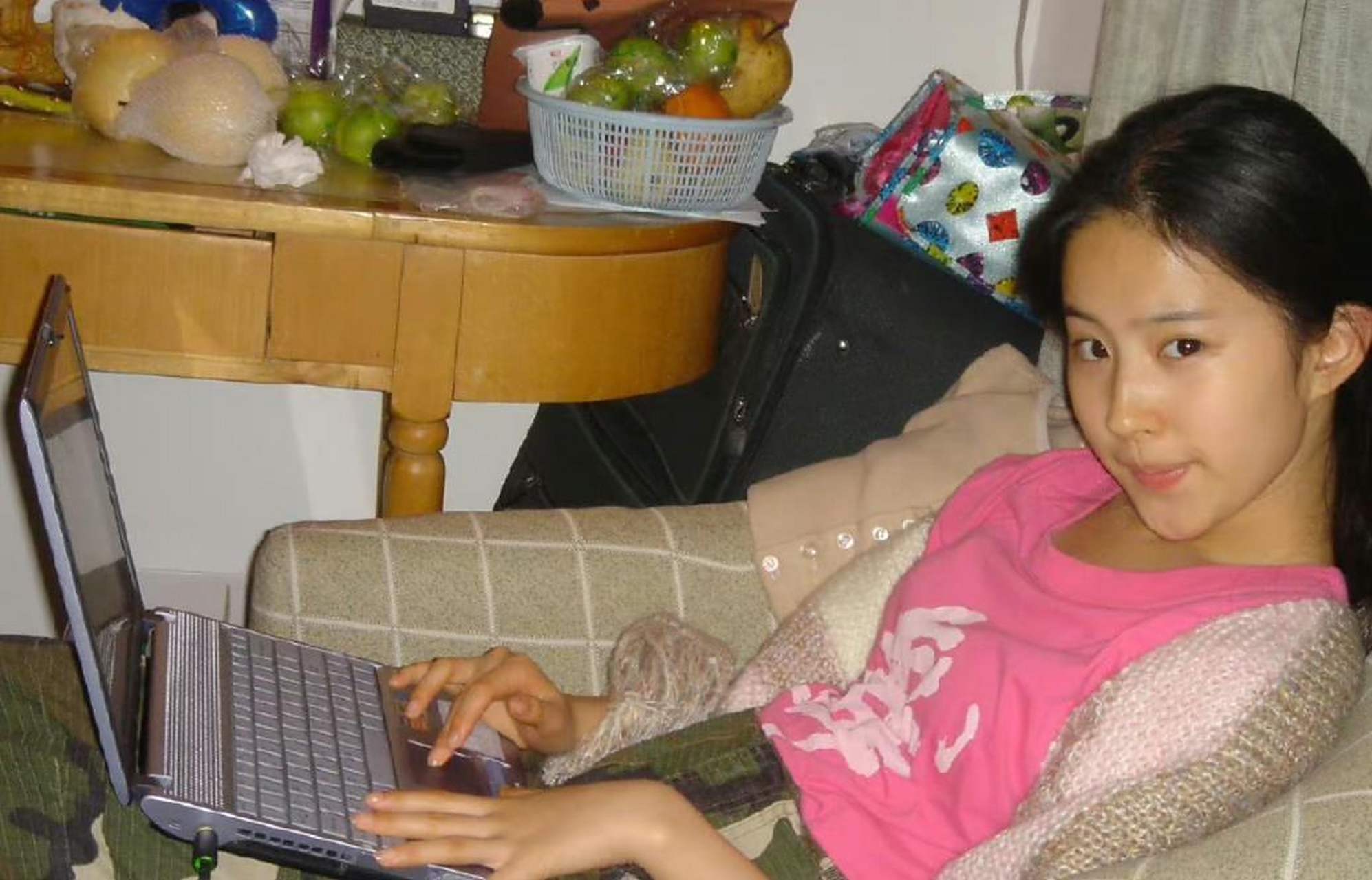 刘亦菲小时候家里一定很健康,那时候用的是笔记本电脑.