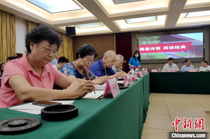 陕西师范大学坚持14年手写录取通知书 翰墨传承传统文化