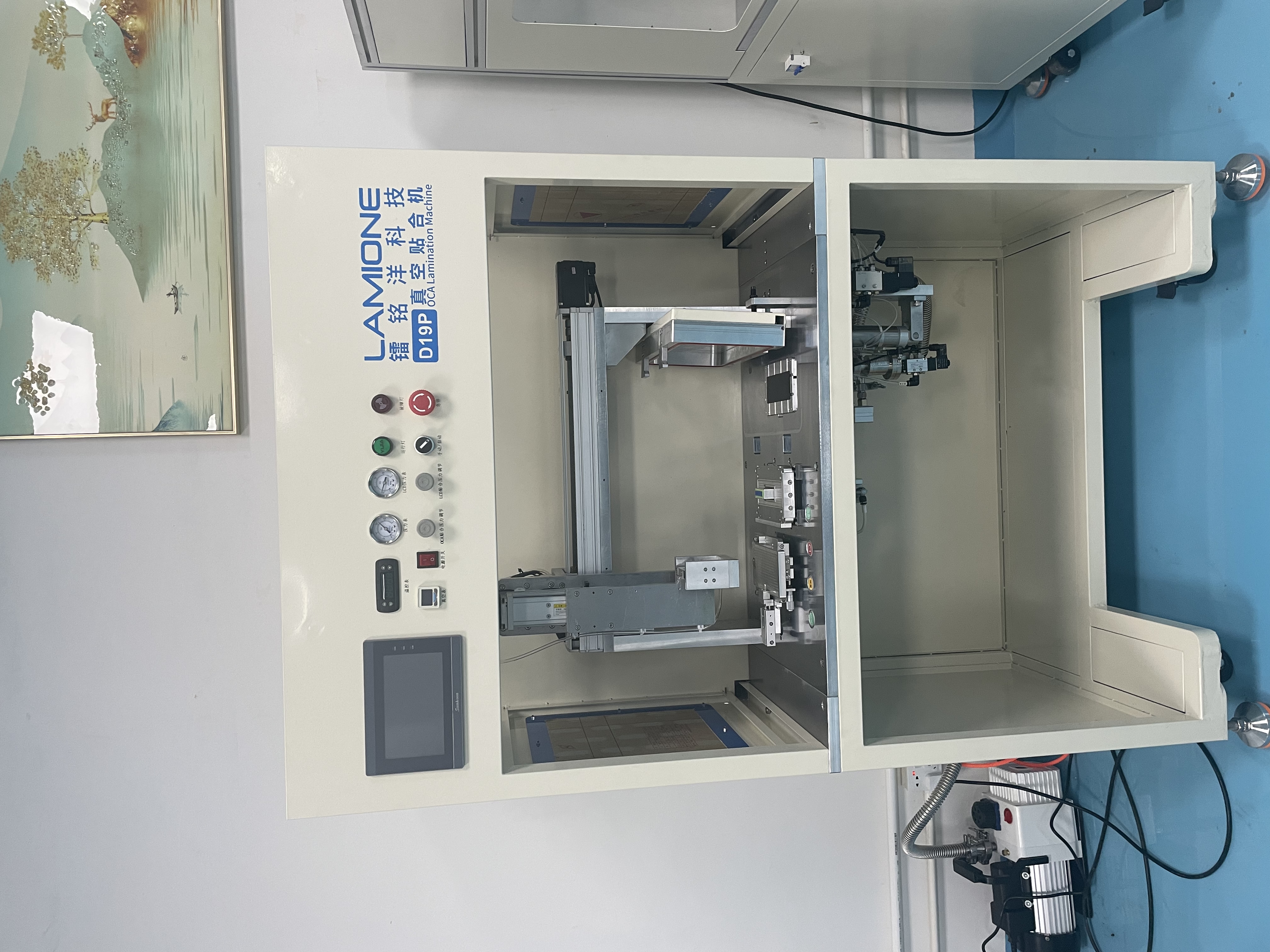 有了曲面屏贴合机加持,跟了20年的老师傅再也不敢随便旷工了了