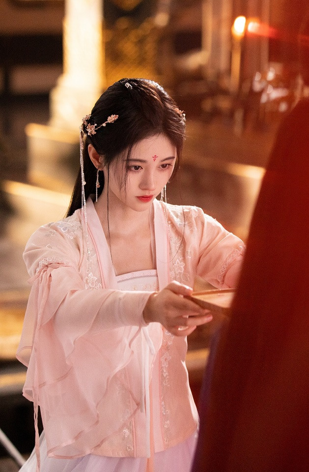 之前鞠婧祎主演过《慕南枝》,《如意芳霏》,《芸汐传》,《嘉南传》