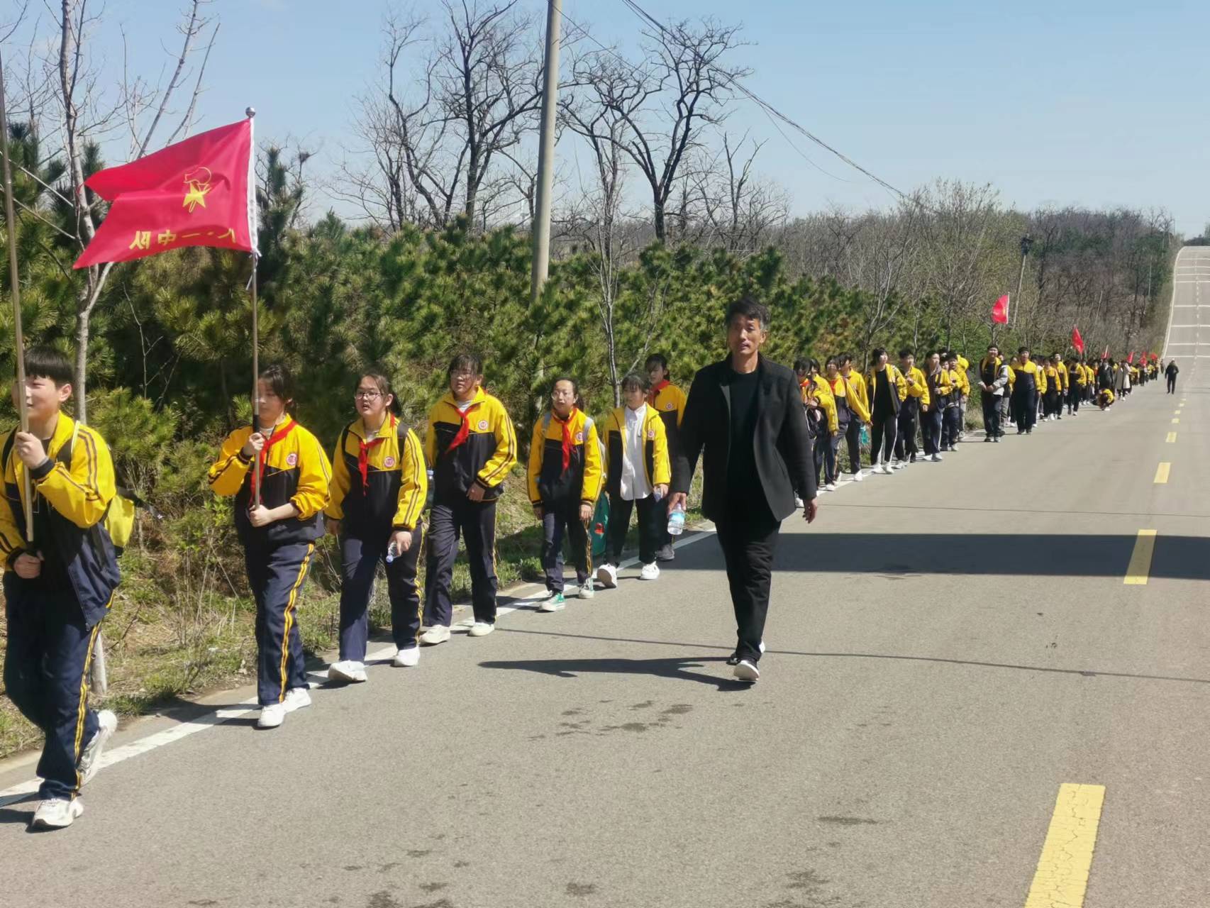 青春励志行 研学在路上 石埠子镇书院中学举行春季远足研学活动