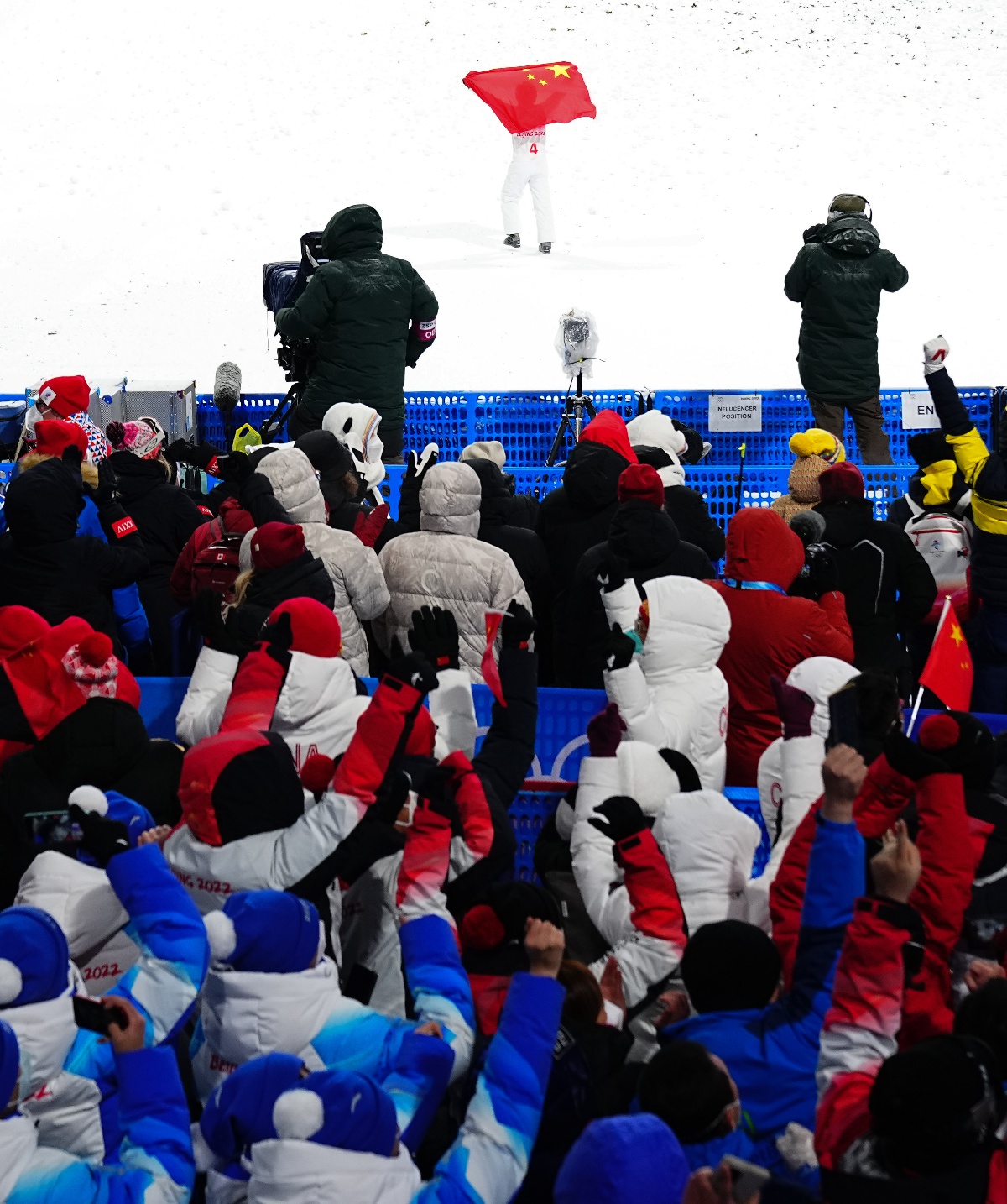 (新華全媒 ·北京冬奧會)自由式滑雪——男子空中技巧決賽:中國選手