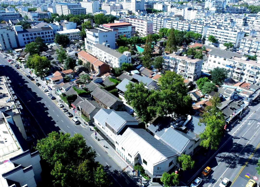 市井气息与现代时尚在这里交融,小西湖街区已然成为南京的热门景点