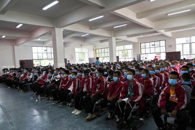 盈江县检察院到莲花山中学开展"检爱同行,共护未来"主题活动