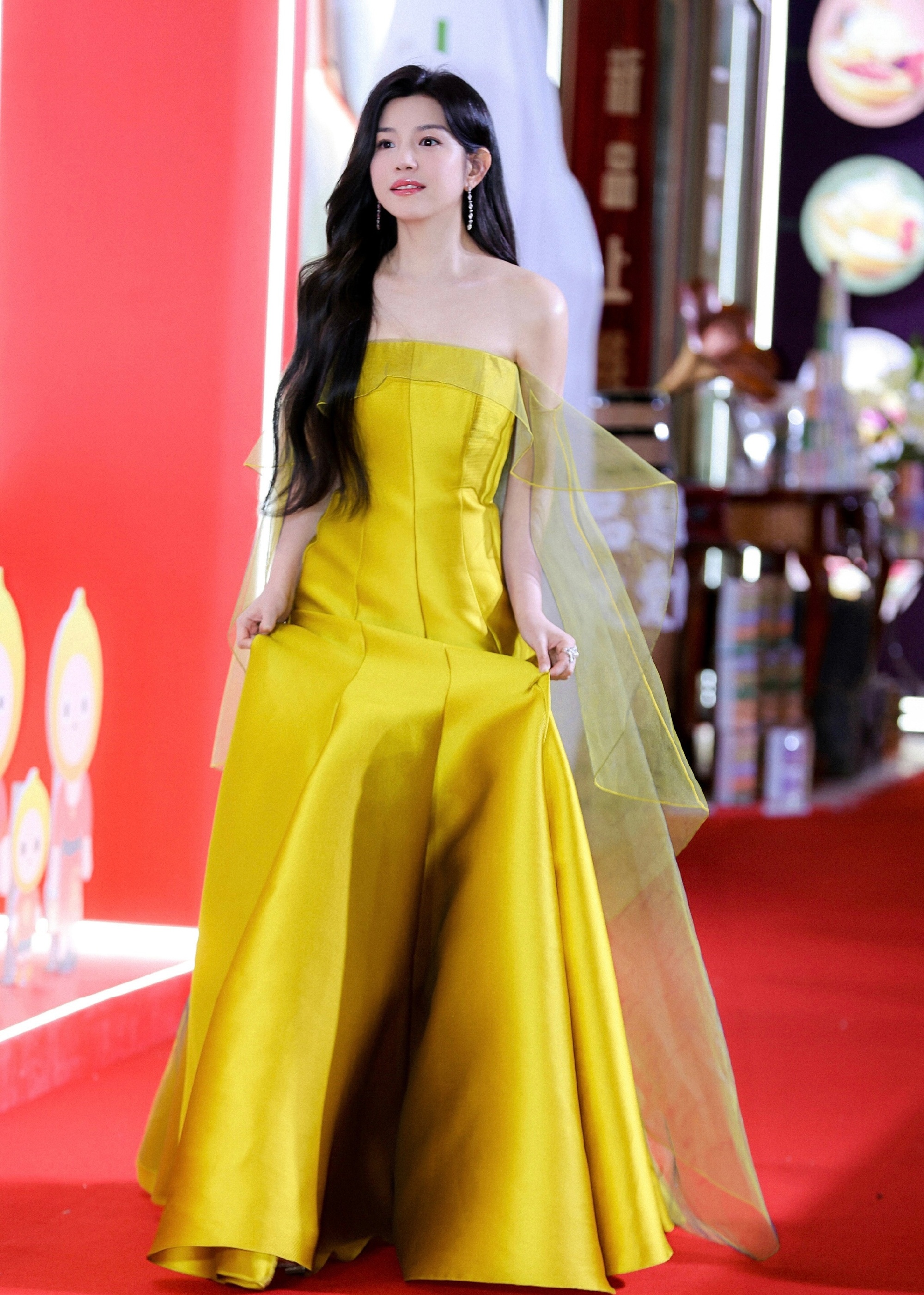 陈妍希其实并不胖,穿收腰薄纱礼服,宛如小仙女般灵动优雅