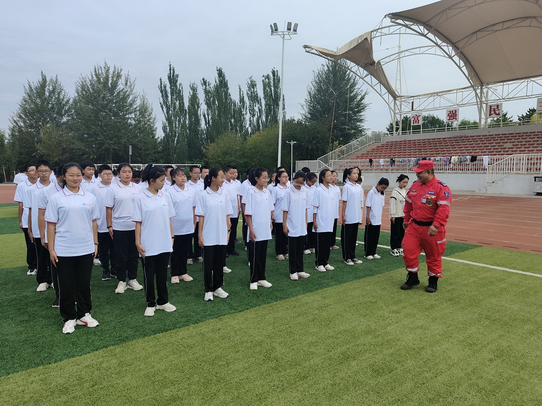 践行强国志 军训正当时——赤峰市红十字闪电救援队走进红山中学