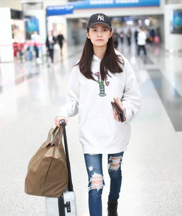 "日月谭"的破洞牛仔裤搭配白色卫衣,陈钰琪秒变靓女!