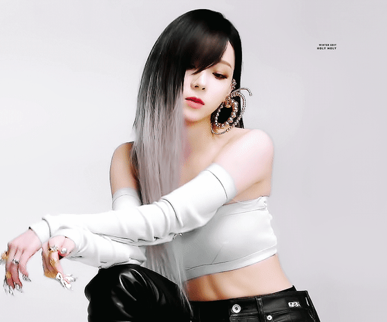 身材苗条但腹肌却非常结实的aespa金玟庭