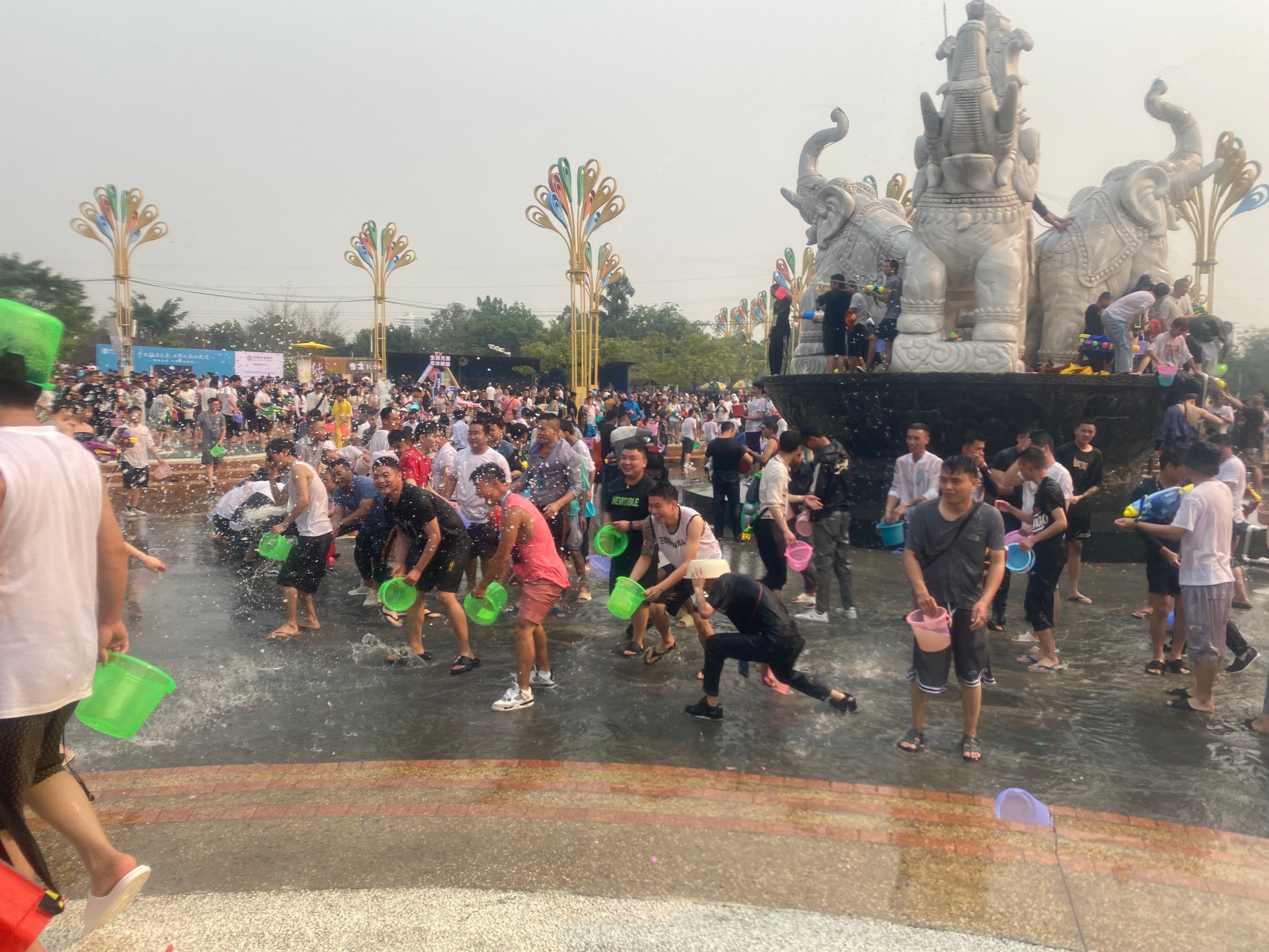 瑞丽泼水节图片