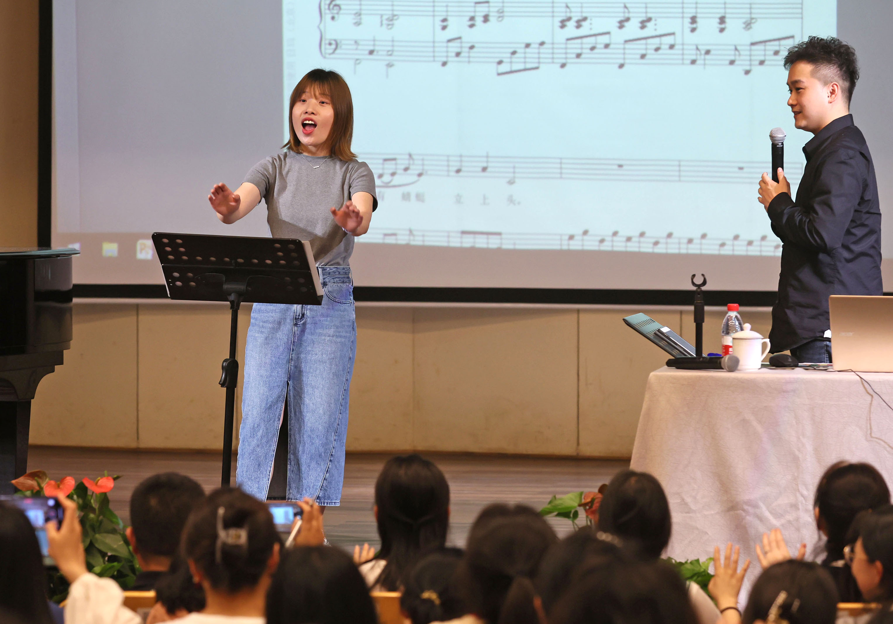 乡村音乐教师的合唱课
