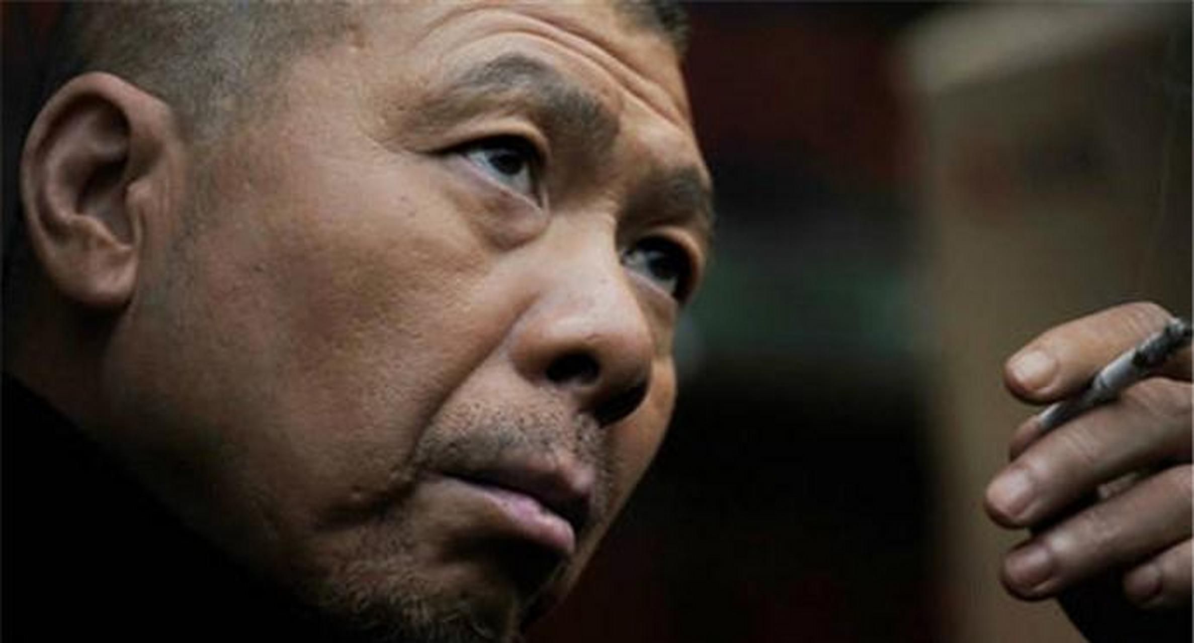 2000年,冯小刚开300万豪车回乡,顺便看望瘫痪多年的母亲,而照顾母亲16