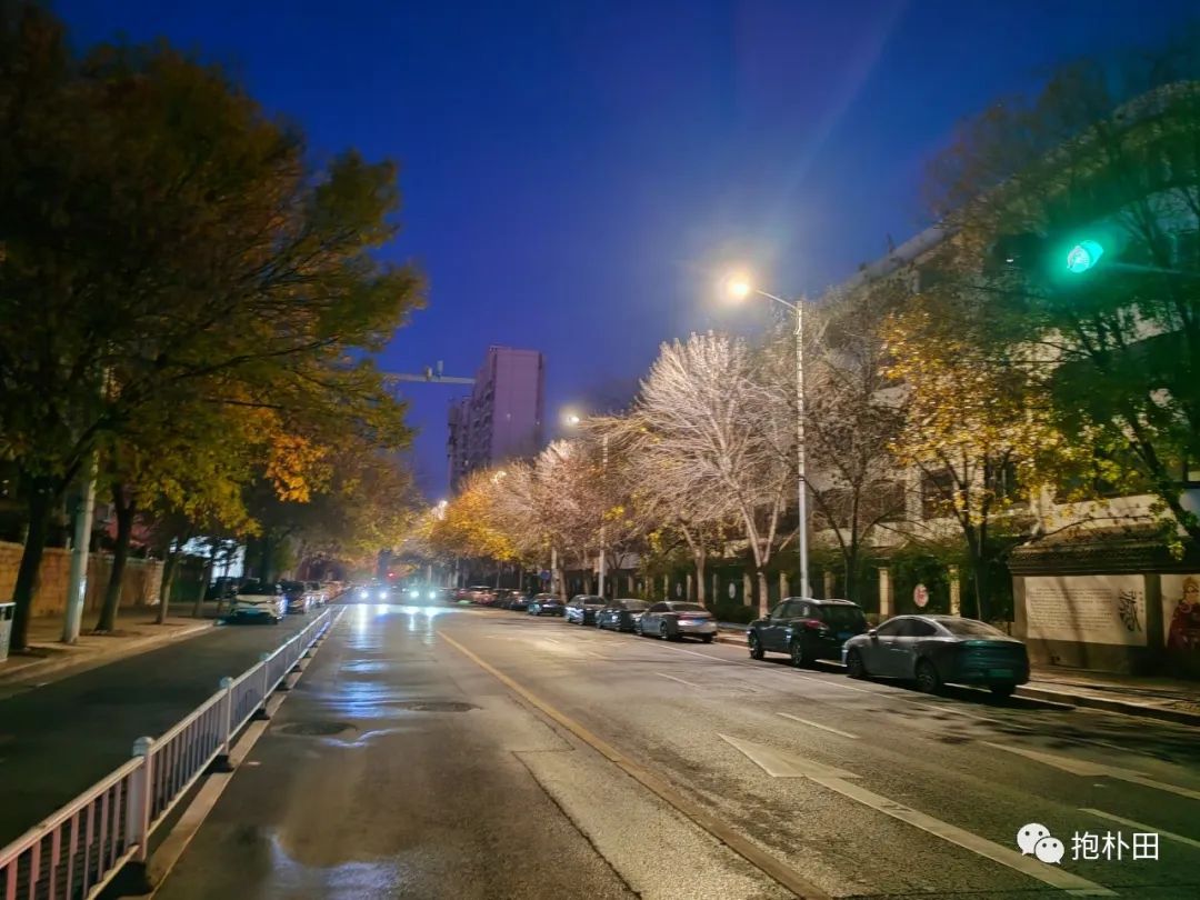 清晨六点,在未醒转的城市街头,路过空旷的街道,寂静的住宅,营业的早餐