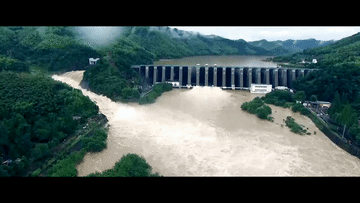 梅山水库泄洪.