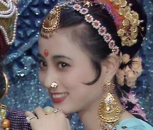 《西游记》天竺少女玉兔精李玲玉,23岁的混血儿子很酷!