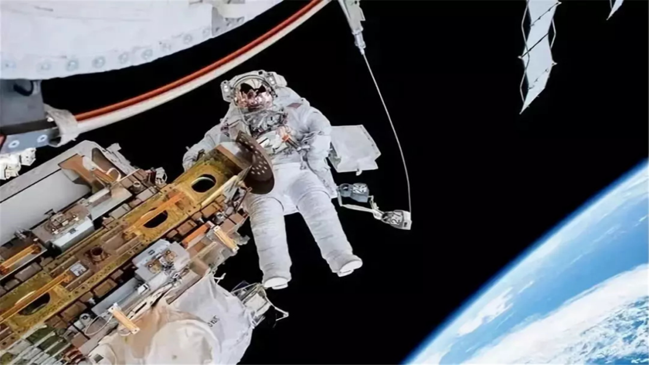 中国航天员二次出舱!身穿3000万国产航天服,令西方羡慕不已