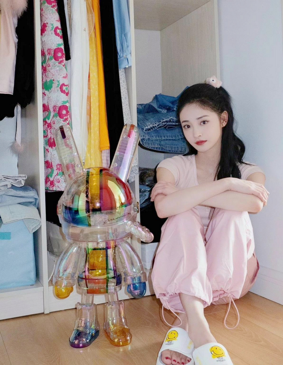 周洁琼在家赤脚穿拖鞋,简单休闲的打扮还是那么美