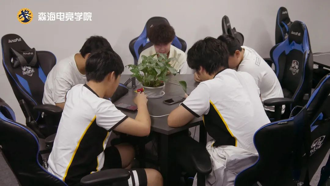 qghappy森海电竞公开课:队内交流依然是决定比赛胜负的重中之重