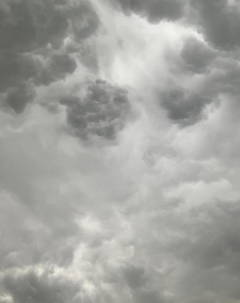 此时此刻的北京海淀 乌云密布电闪雷鸣 是要下大雨了吧?