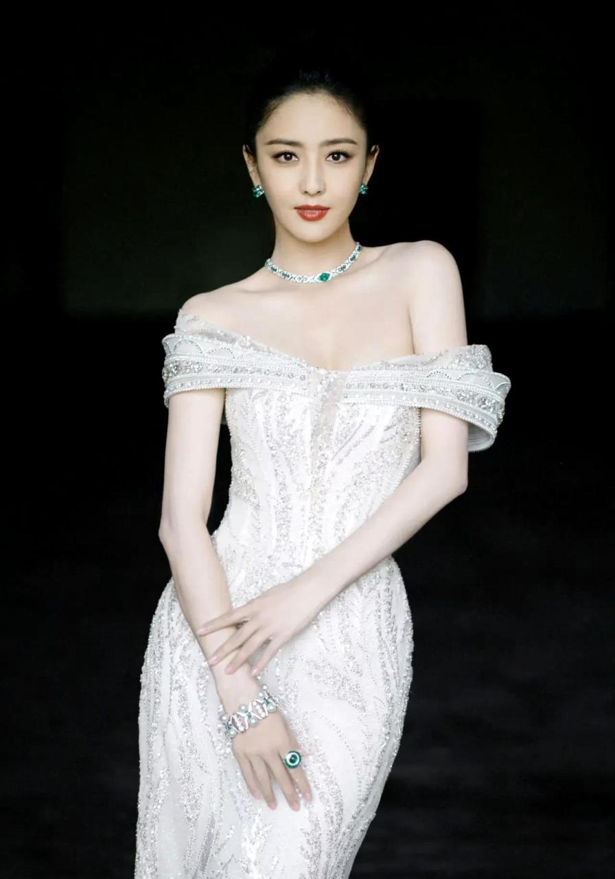 佟丽娅|一袭白色露肩抹胸长裙,气质优雅,肤白貌美,成熟性感,太美了!