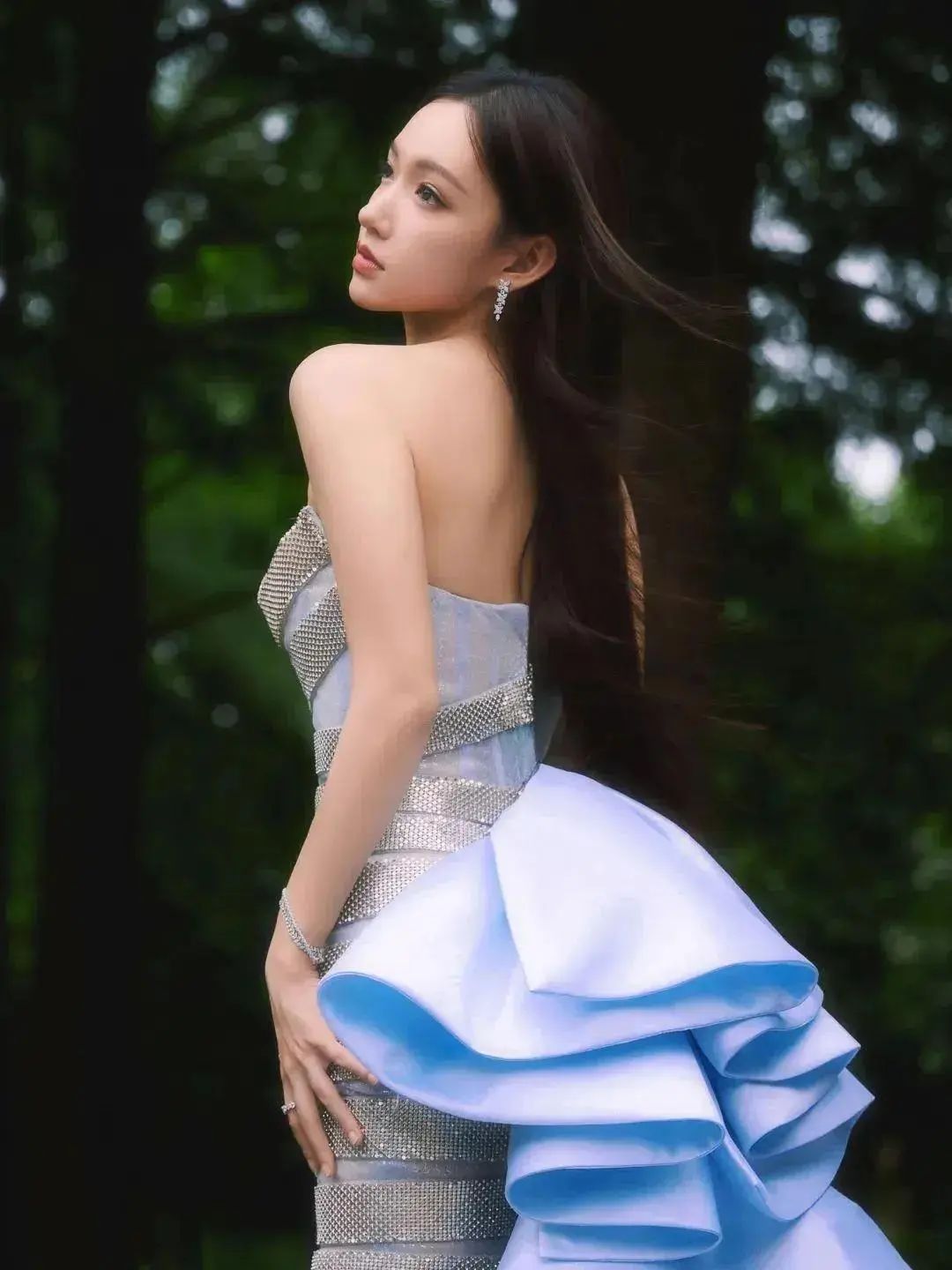 程潇穿深v抹胸长裙太绝了,这傲人身材真的好吸睛