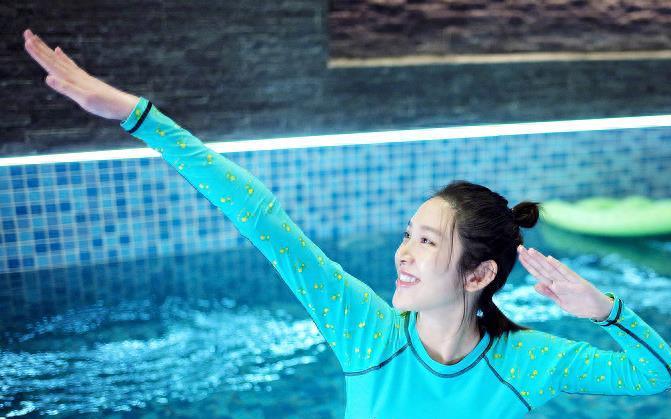 唐艺昕首晒孕照穿泳衣蜜蜂臀太惹眼,哪像准妈妈!被张若昀宠上天