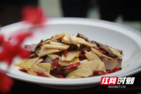 湖南新田:腊肉节上展厨艺 腊肉飘香助增收(组图)