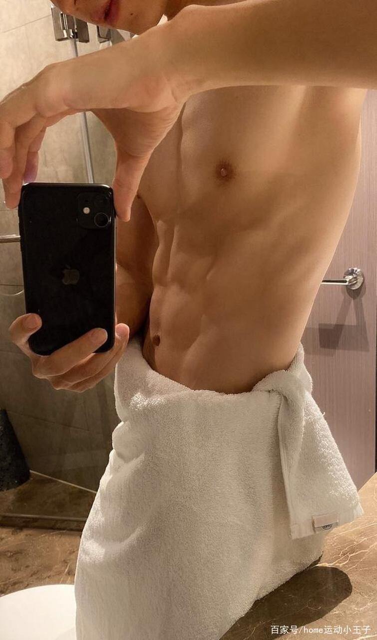裹浴巾的肌肉男帅哥秀腹肌,可以吗? 裹浴巾的肌肉男帅哥秀