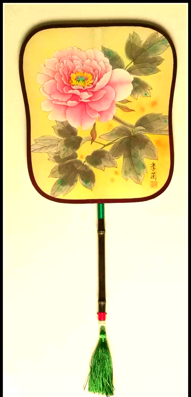 欣赏梁季兰的工笔花鸟团扇艺术
